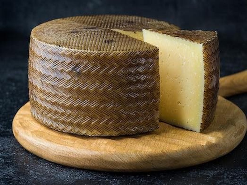Сыр Манчего с ароматом овечьего молока Ичалки 50%
